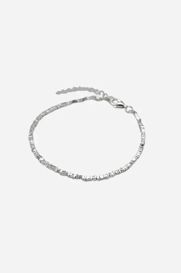 Armbånd i 925 sterlingsølv fra Andcopenhagen Jewelry, model Lola, med delikat kædedesign.